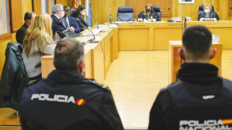 juicio. La acusada, Ana Sandamil (i) sentada en la Audiencia Provincial de Lugo. Foto: EP