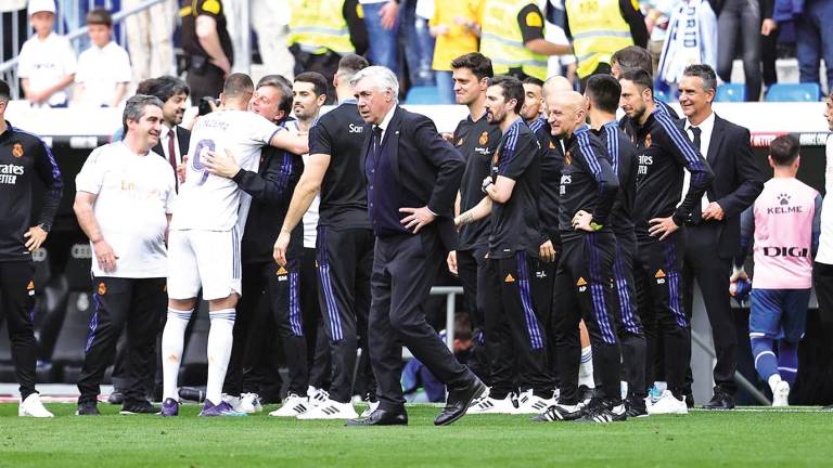 LÍDERES. Ancelotti, en el centro, mientras Benzema celebra. Foto: - Oscar J. Barroso / AFP7 / E. P.