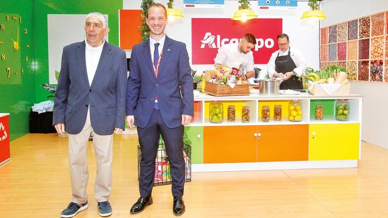 Ramiro Varela, presidente de Amigos de Galicia, y Jose Castro, en primer plano, con los chefs Sergio Neira y Manuel Costiña . Foto: Fernando Blanco