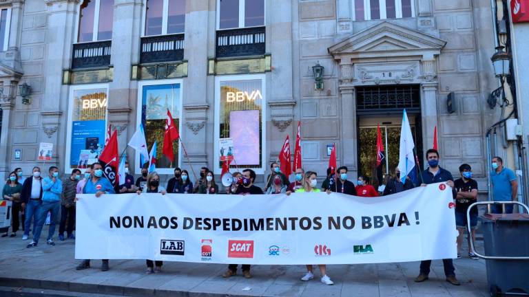 Protesta de los trabajadores del BBVA convocada por la CIG ante las oficinas de las principales urbes gallegas. Foto: CIG