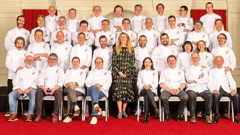 Los chefs de los restaurantes españoles con Tres Soles Repsol posan con María Ritter, directora de la Guía Repsol. Foto: ECG