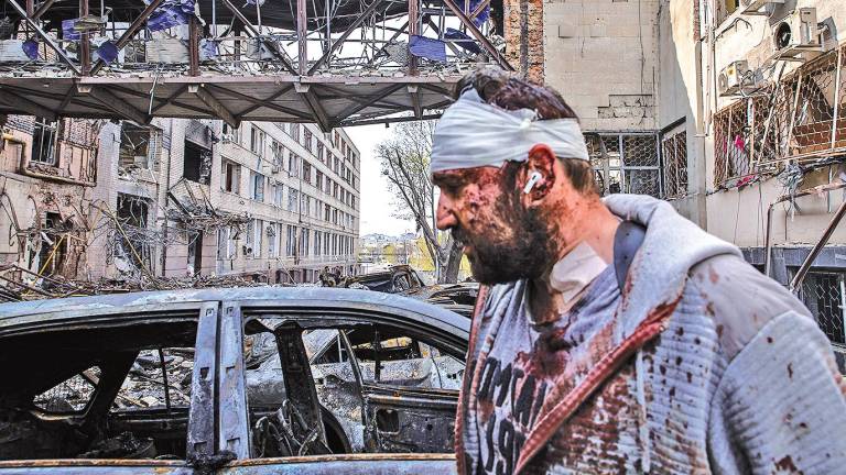 bombardeo. Un hombre herido por un ataque de artillería ruso en una calle de Járkov. Foto: Alex Chan / Zuma Press
