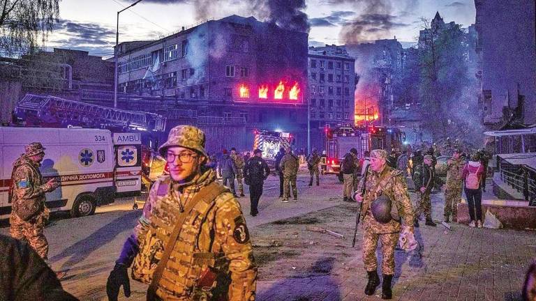 Caos en Ucrania, donde las bombas siguen dejando imágenes de edificios en llamas. Foto: Gobierno de Ucrania 