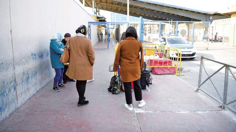 Personas en la frontera del Tarajal entre Ceuta y Marruecos, cerrada desde 2020. Foto: E.P.