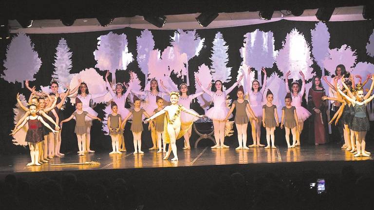 FESTIVAL. Un grupo de alumnas da Escola Municipal de Ballet de Ribeira en plena representación da peza Soño dunha noite de verán, no marco do festival de fin de curso. Foto: C.R.
