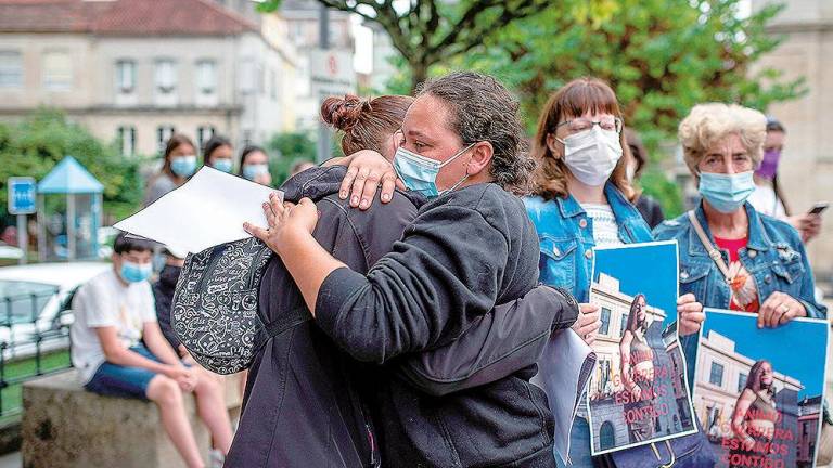 acto de repulsa. Dos familiares de la víctima se abrazan durante la manifestación celebrada este sábado en la Plaza Mayor de O Carballiño. Foto: EFE /Brais Lorenzo.