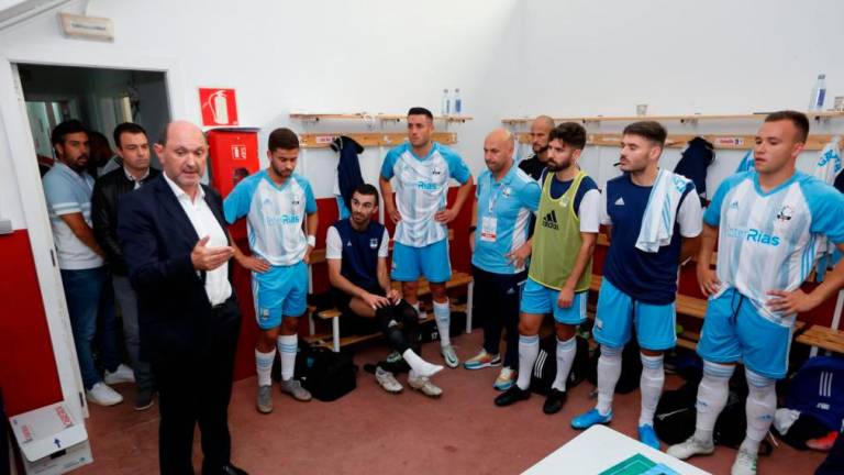 O presidente da Federación Galega de Fútbol, Rafael Louzán, diríxese ós xogadores galegos antes do partido. Foto: RFGF