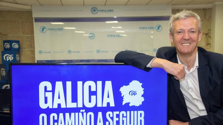 Alfonso Rueda, junto a una pantalla con el lema elegido para su campaña en el PPdeG