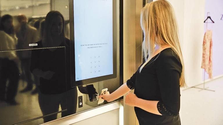 Una clienta de un Zara utiliza el punto automatizado