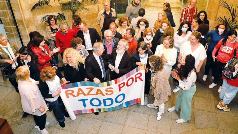 HOMENAJE. José Manuel Ferro, en la imagen hablando con el alcalde de Santiago, se jubiló este lunes después de 42 años de servicio en el pazo de Raxoi. Foto: Antonio Hernández