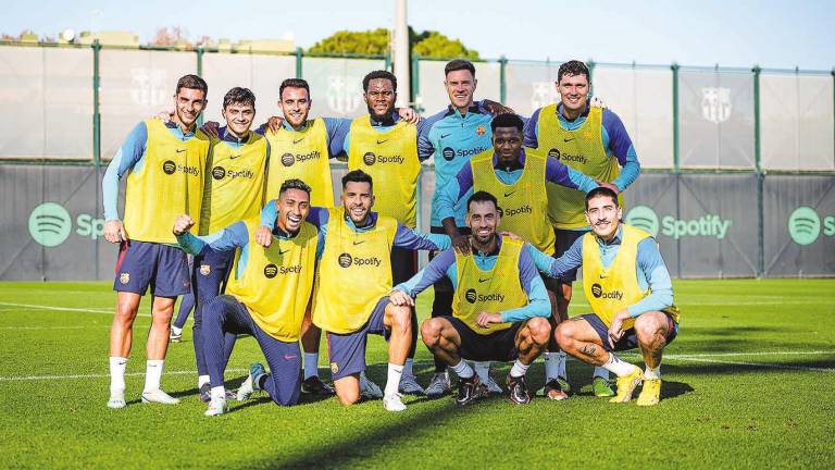 UN GRUPO de jugadores del FC Barcelona durante el entrenamiento de ayer. Foto: FCB