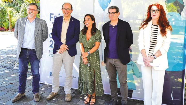 Anxo M. Lorenzo, segundo por la izquierda, inaugurando la Feria del Libro de A Coruña. Foto: G