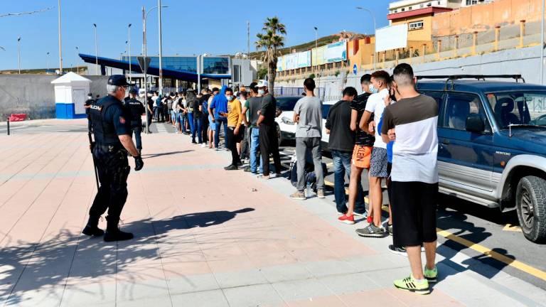 Migrantes hacen cola en Ceuta para pedir asilo. Foto: Antonio Sempere/E.P.