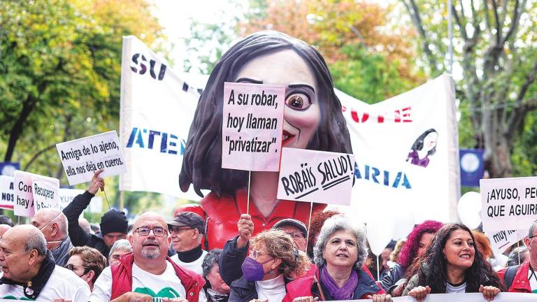 Una gran figura de Ayuso, apodada la ‘Pinocha’ acompañó a los manifestantes en su marcha por la capital. Foto: E.Press 