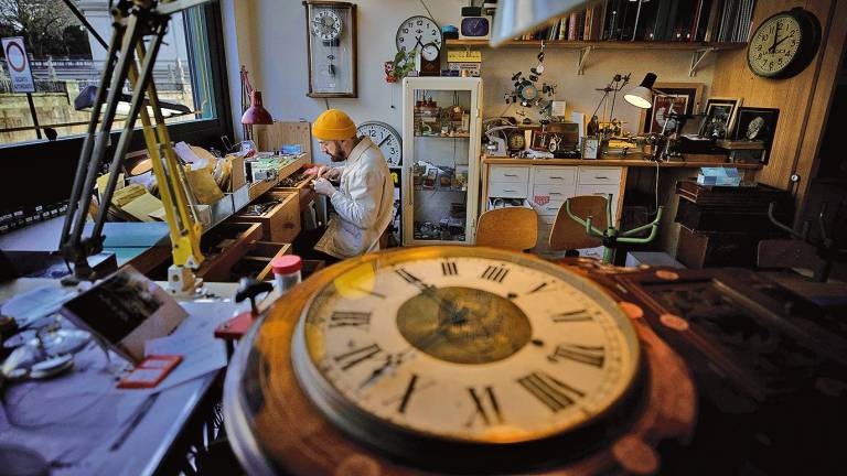 David se rodea de relojes antiguos y modernos. Foto: Cabalar