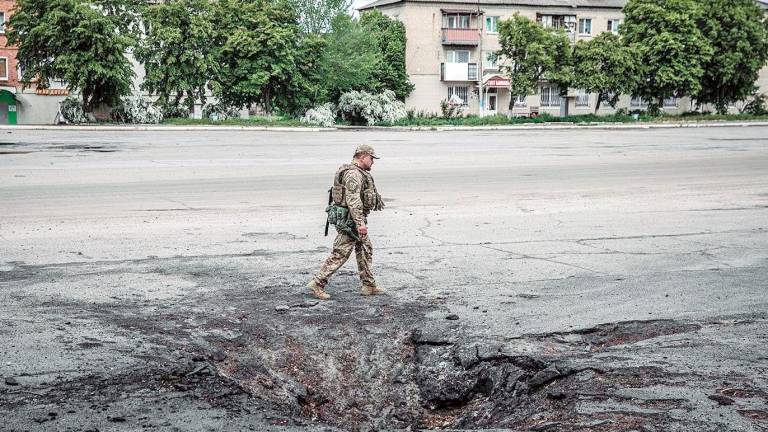 cráter causado por un misil. Las calles de Ucrania están plagadas de agujeros. Foto: Telegram Zelenski