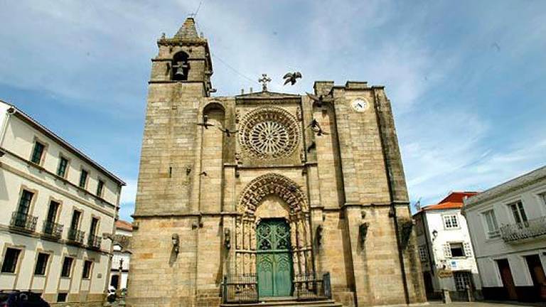 Fachada da igrexa de San Martiño de Noia. Foto: Turismo.gal