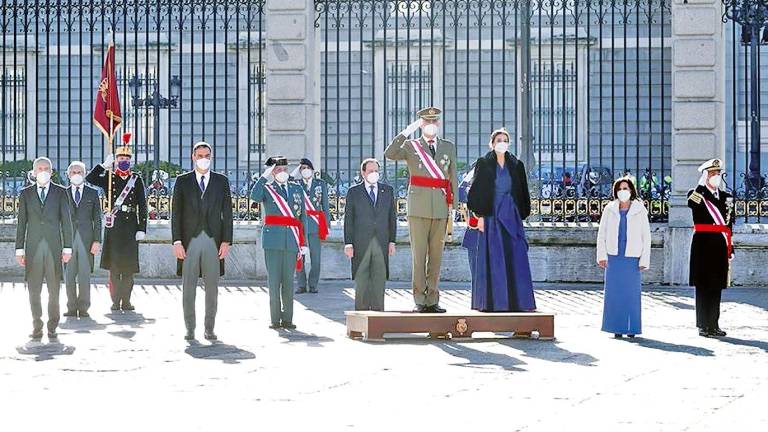 Los reyes, junto al presidente y los ministros de Defensa e Interior, durante los actos de la Pascua Militar. Foto: Casa Real