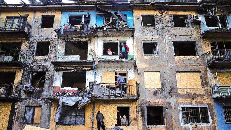 destrucción. Personas intentando reconstruir sus viviendas, tapando las ventanas. Foto: Telegram Zelenski