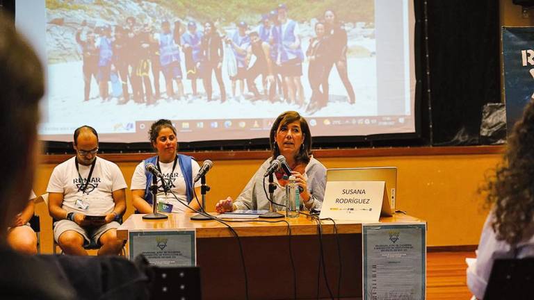 CLAUSURA. Susana Rodríguez, dereita, na clausura da terceira edición do proxecto Re-Mar de Amicos. Foto: Amicos