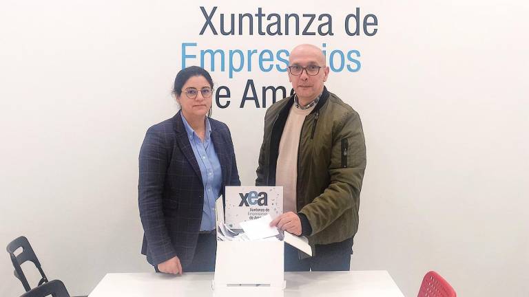 La concejala Ana Belén Paz con el presidente de XEA, Jorge López, en el sorteo. Foto: CA