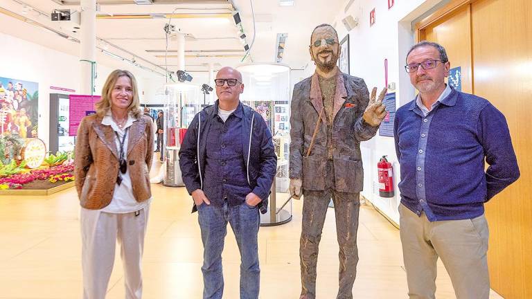 Manuel Baltar con Susan Ramos e Aurelio Gómez xunto a estatua de Ringo Starr. Foto: G.