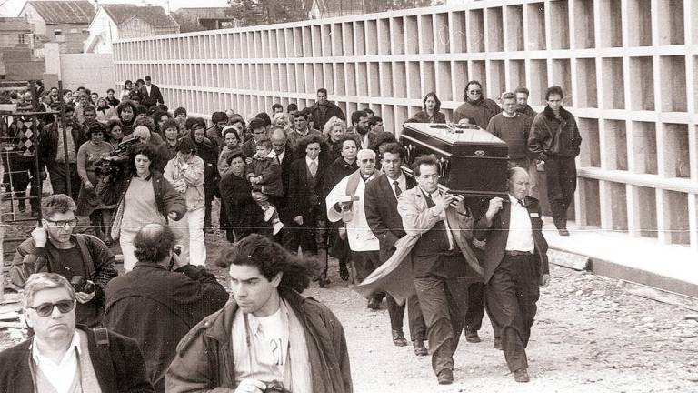 Cortejo fúnebre con los restos mortales de Danielito Carballo, asesinado en ajuste de cuentas. Foto Juan Carlos Roma