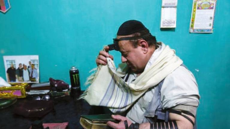 El último judío que vive en Afganistán , Zabulón Simintov, rezando en su pequeña sinagoga abandonada