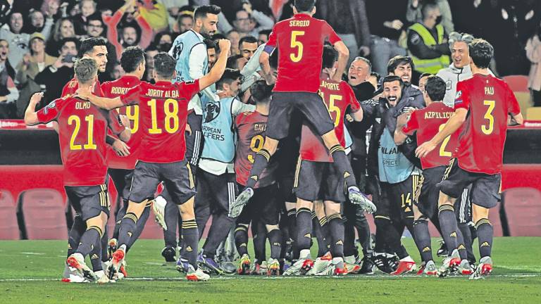 POR LA VÍA DIRECTA Los jugadores de España celebran el tanto de la victoria frente a la selección sueca. Foto: Raúl Caro