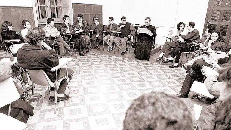 MONSEÑOR ROUCO VARELA, a la derecha, durante una charla con jóvenes en la Casa de Ejercicios en los años noventa