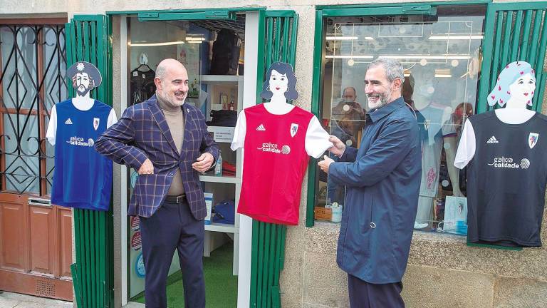 ANTONIO Quinteiro (izquierda), presidente de la SD Compostela, en la tienda oficial del club, en la rúa da Raíña. Foto: C. P. 