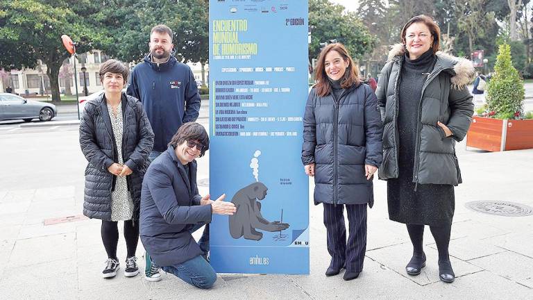Luis Piedrahita, de rodillas junto al resto de participantes en la presentación de la segunda edición del Encuentro Mundial de Humorismo. Foto: Cabalar/Efe