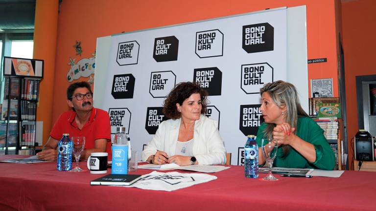 María Rivas, segunda pola esquerda, ca alcaldesa de Vimianzo, Mónica Rodríguez, e Pequeño na presentación. Foto: C. V.