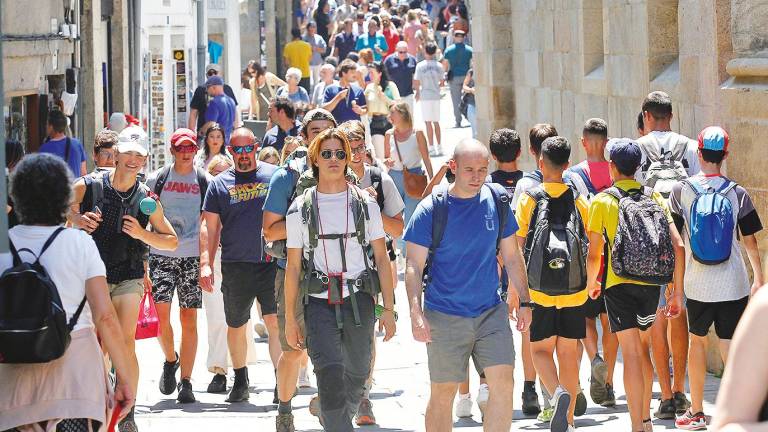 turistas y peregrinos caminan por rúa do Franco. Foto: F.Blanco