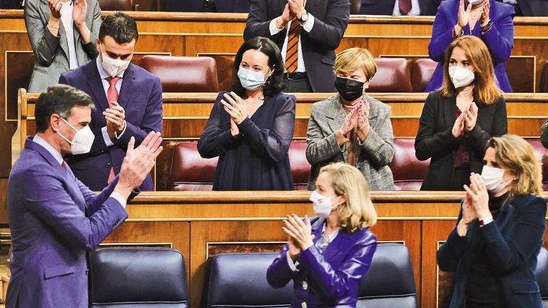 Pedro Sánchez aplaude a la vicepresidenta primera, Nadia Calviño, tras la aprobación de las cuentas. Foto: Europa Press