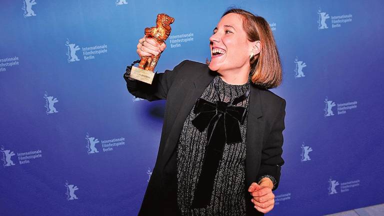Carla Simón celebrando su Oso de Oro en Berlín. Foto: E. Press