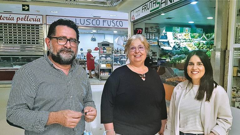 PRESENTACIÓN. Manuel Pardavila, Charo Varela, centro, e Sara Sánchez, na presentación da campaña Quere o teu mercado. Foto: C. da Pobra