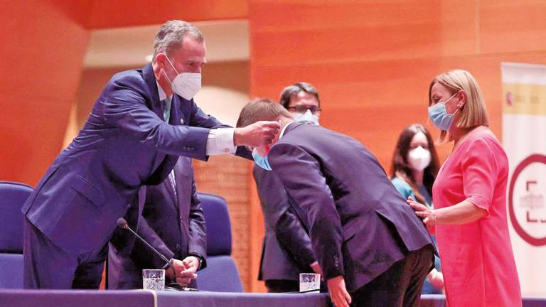 Felipe VI entrega los despachos en una promoción de 188 fiscales. Foto: E.P