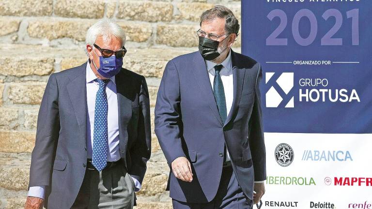 Los expresidentes Felipe González (PSOE) y Mariano Rajoy (PP) este jueves en A Toxa. Foto: Lavandeira Jr./Efe