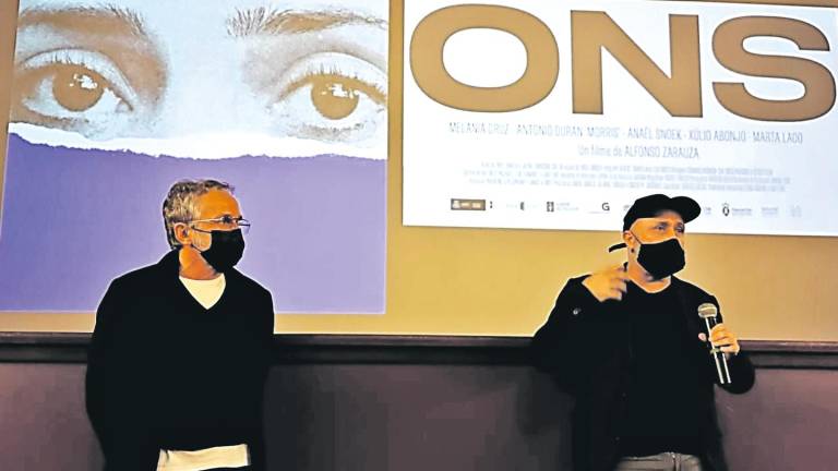 Morris, a la izquierda, con Alfonso Zarauza durante el coloquio de ‘Ons’ en Vigo. Foto: Ons
