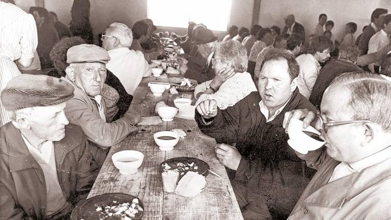 IMAGEN. Fotografía tomada en 1987 donde un grupo de compostelanos degustan el pulpo en una de las carpas de la Alameda. Foto: Manolo Blanco