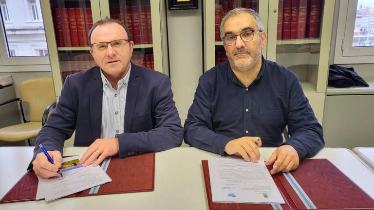 El alcalde de Malpica, Eduardo Parga, izquierda, durante la firma del acuerdo con el diputado Xosé Lois Penas. Foto: DC