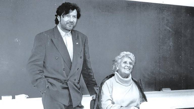 usc. Claudio Rodríguez Fer, escritor y director de la Cátedra José Ángel Valente, junto a Luz Pozo Garza, homenajeada en la Facultad de Filología
