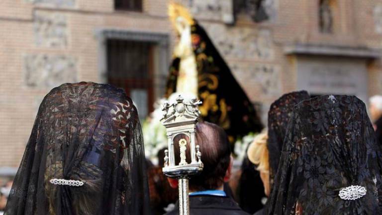 <b>Madrid</b>. Dos mujeres con mantilla observan el paso de Nuestra Señora de la Soledad y Desamparo durante la procesión del Sábado Santo. (Fuente, rtve.es)