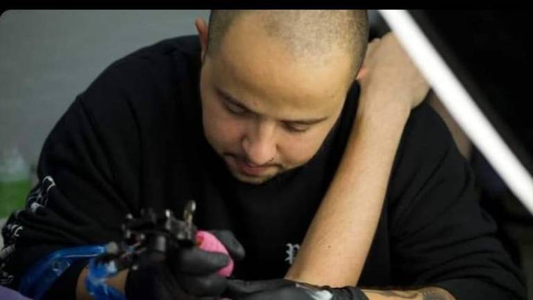 PrudenTT, un tatuador de Ourense recorre toda Europa plasmando a súa arte na pel dos seus clientes