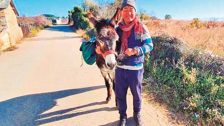 El coreano Lim Taxi junto al burro ’Don Quijote’, que alquiló para recorrer el Camino (Facebook del escritor)