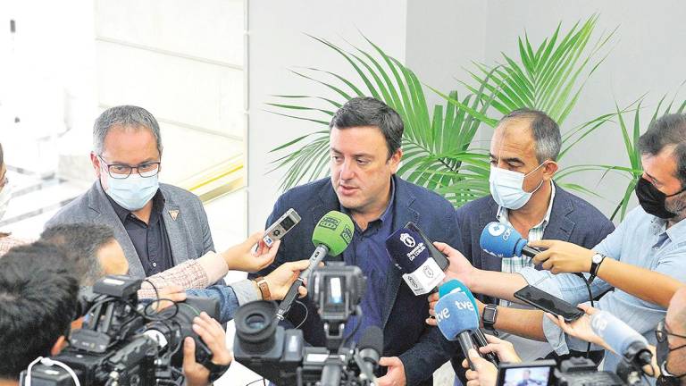 Pola esquerda, Ángel Iglesias, González Formoso e José Antonio Gómez, na sé da Deputación coruñesa. Foto: Gallego