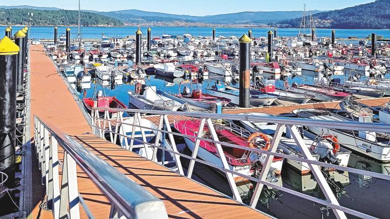 Portos de Galicia vén de rematar as obras no porto noiés e está a executar a reforma integral do peirao de Serra de Outes. Foto: Xunta de Galicia