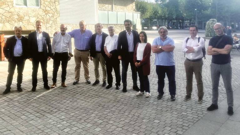 Diego Calvo, quinto pola dereita, con representantes do PP de Bergantiños. Foto: PP