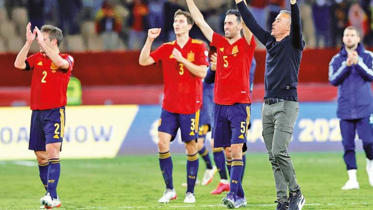 Luis Enrique celebrando con sus jugadores la victoria ante Suecia. Foto: EFE/Julio Muñoz
